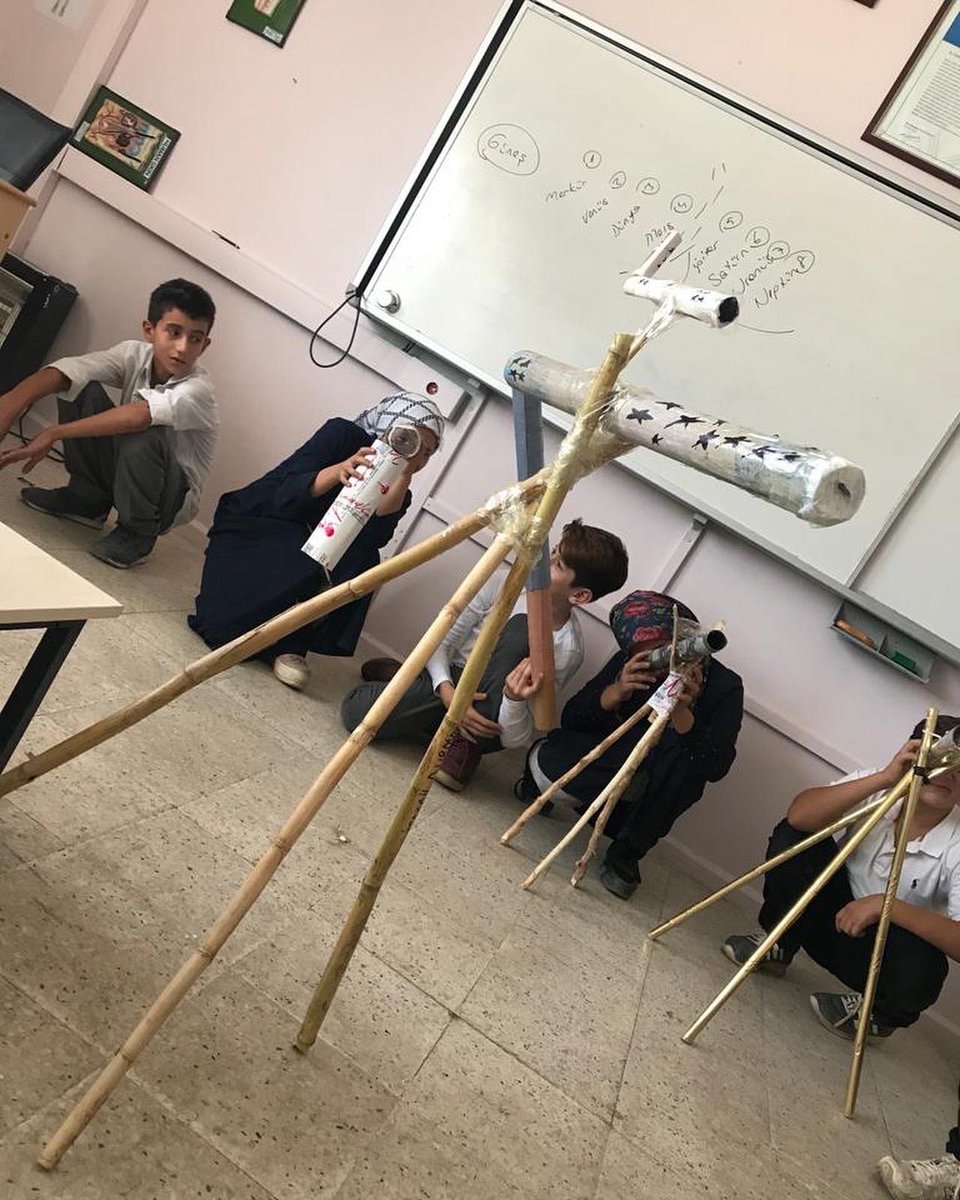 cimdeli's tweet photo. Fen bilimleri Öğretmenimiz Neslihan Bozkurt rehberliğinde fen dersinin kazanımları kapsamında 7.sınıf öğrencilerimiz teleskop modelleri tasarladılar.🔭 🪐 @Hilvan_MEM @SinanATES_63 @b17e004e7c1240c https://t.co/qb0R43WdaI