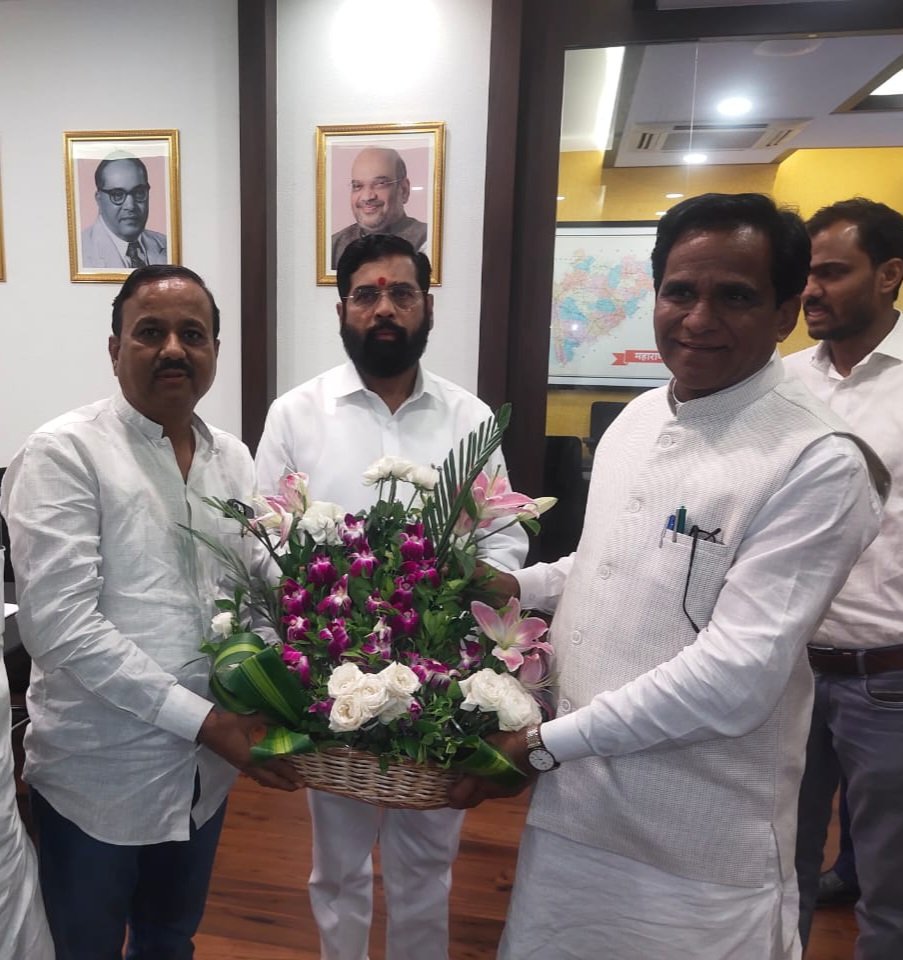 BharatMutkule3's tweet photo. महाराष्ट्र राज्याचे मुख्यमंत्री एकनाथरावजी शिंदे यांची आज मुंबई येथे भेट घेऊन जालन्याच्या विकास कामावर चर्चा केली. याप्रसंगी केंद्रीय रेल्वे राज्यमंत्री रावसाहेब पाटील दानवे उपस्थित होते. https://t.co/D2xNMX2Uoj