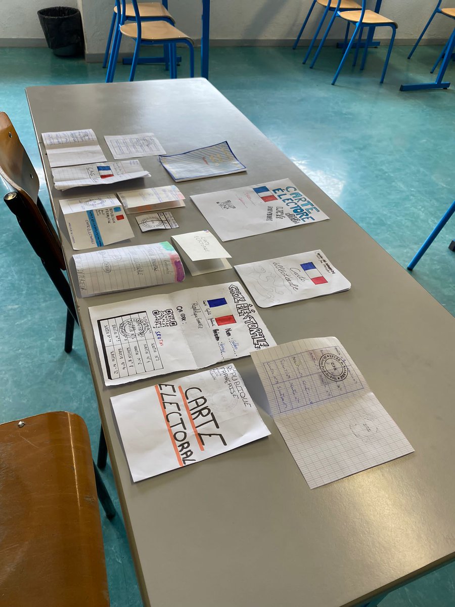 Dans le cadre des semaines de l'engagement, travail des élèves de 3PMET autour de l'élection des délégués. Au programme, élaboration de leur carte d'électeur et vote avec bulletins de vote et urne. 
<a href="/dsden64/">DSDEN64</a> <a href="/AcBordeaux/">Académie de Bordeaux</a> <a href="/NvelleAquitaine/">Nouvelle-Aquitaine</a>