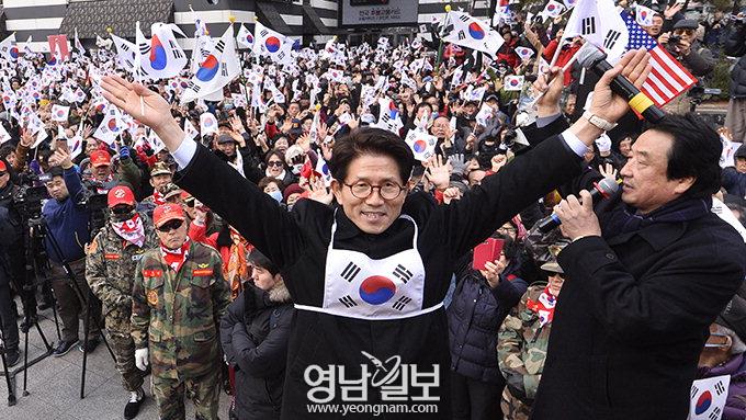 ddanziabba's tweet photo. [尹 대통령, 경사노위 위원장에 김문수 지명] 
 
풉.. 
노동자 사용자 정부가 정책 등을 협의하여, 사회 양극화 해소와 사회통합을 도모한다는.. 舊 노사정위원회 現 경사노위원회 위원장에 저 극우를 앉히며 타협을 하라구? https://t.co/bApkxa6bIV