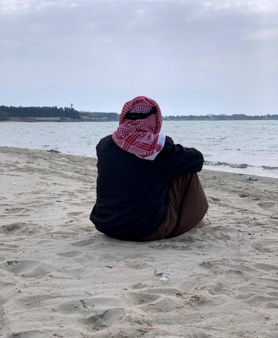 "فكأنني موجٌ يلاطمُ نفسهُ
البحرُ صدري والفؤادُ غريقُ"