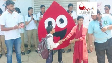 RideForRed's tweet photo. RideForRide की टीम द्वारा शंकरगढ़ में लोगों को #BloodDonation के फायदे बताए गए,ताकि लोगों के मन में रक्तदान संबंधित फैली भ्रामक जानकारी को खत्म किया जा सके&amp; #Prayagraj शहर को 100% ब्लडडोनर सिटी बनाया जा सके&amp;जरूरतमंदों को रक्त की किल्लत से निजात मिल सके..
@RaktSankalp
#RideforRed https://t.co/R5pDlPkvBb