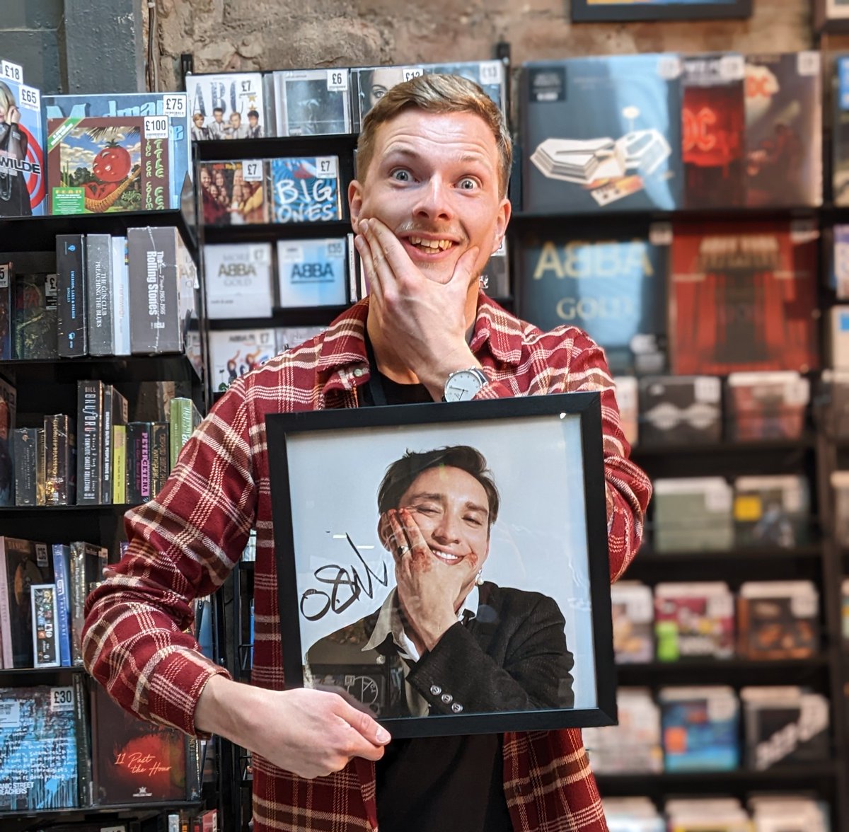 FoppGlasgowU's tweet photo. ✨ #COMPETITION ✨
Fancy winning this #signed #OliverSim #HideousBastard framed print?
Like, retweet and reply to the tweet with '#getofopp' and we'll announce a winner soon!
*must be able to collect from store*
GO!
@young_ @The_xx @FOPPofficial
#gettofopp #glasgow https://t.co/HlPTRfcdoH