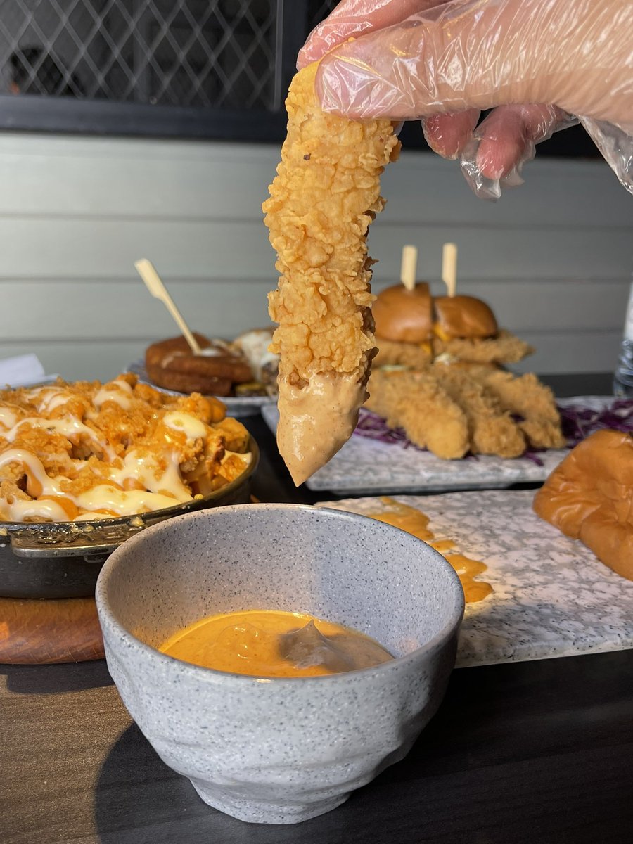 •ايت مي برقر🍔📌

يقدم برقر اللحم والدجاج وانا احب اللحم خرافيه 
منيو متعدد من المقبلات وانواع البرقر 
برقر هوني لحم شي خرافي🤩🍔
•الرياض| 5فروع📍