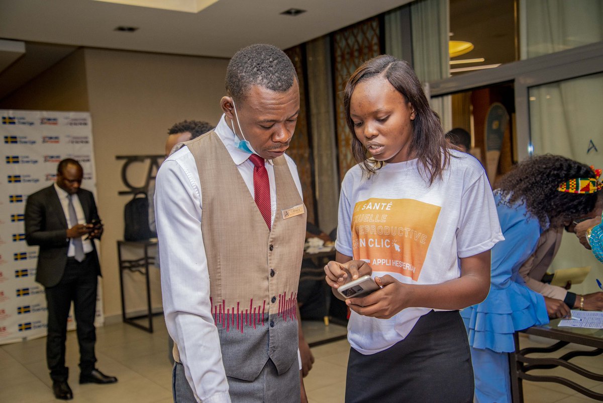 Asrjrdcongo's tweet photo. C'est quoi l'avortement sécurisé ? Quelles sont les particularités des appli de @hesperianappli ? Les membres de @Asrjrdcongo ont répondu aux questions des visiteurs du stand et les ont  aider à télécharger. #MesApplisHesperian #AvortementSecuriséPourTous #AvortementSecurisé https://t.co/9Md0xpO5QN
