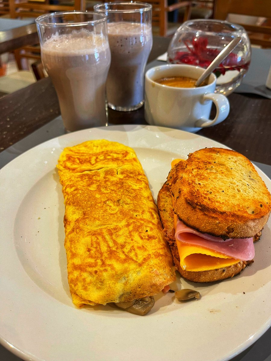 katiamartin86's tweet photo. Buenos días a todos!!!!! Mare meva lo que está lloviendo 🌧 😝😝
Ahhhh no, que donde llueve es en Asturias #Fuerteventura #breakfast #24grados #relaxtime https://t.co/uFtiZg2GJj