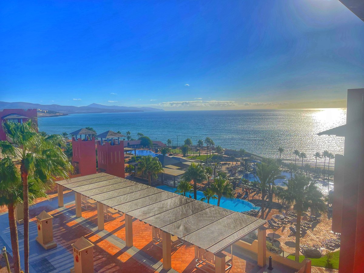 katiamartin86's tweet photo. Buenos días a todos!!!!! Mare meva lo que está lloviendo 🌧 😝😝
Ahhhh no, que donde llueve es en Asturias #Fuerteventura #breakfast #24grados #relaxtime https://t.co/uFtiZg2GJj