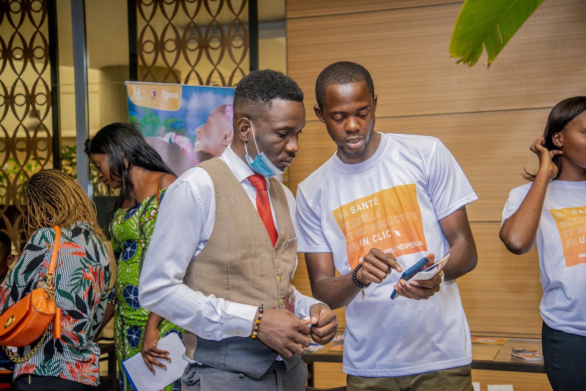Asrjrdcongo's tweet photo. C'est quoi l'avortement sécurisé ? Quelles sont les particularités des appli de @hesperianappli ? Les membres de @Asrjrdcongo ont répondu aux questions des visiteurs du stand et les ont  aider à télécharger. #MesApplisHesperian #AvortementSecuriséPourTous #AvortementSecurisé https://t.co/9Md0xpO5QN