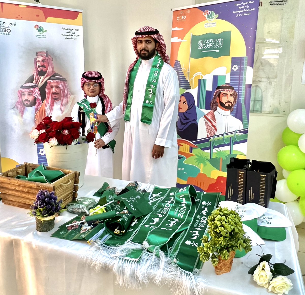 DarAlraiM's tweet photo. ومن مشاركتنا بهالمناسبة والأحتفاء بـ #اليوم_الوطني_السعودي_92 ​
معرض مصغر وتوزيعات لجميع طاقم العمل والضيوف الكرام .. ​
@moe_tbk @sultanalula99 @A_p_education https://t.co/uHy4LhJjdS