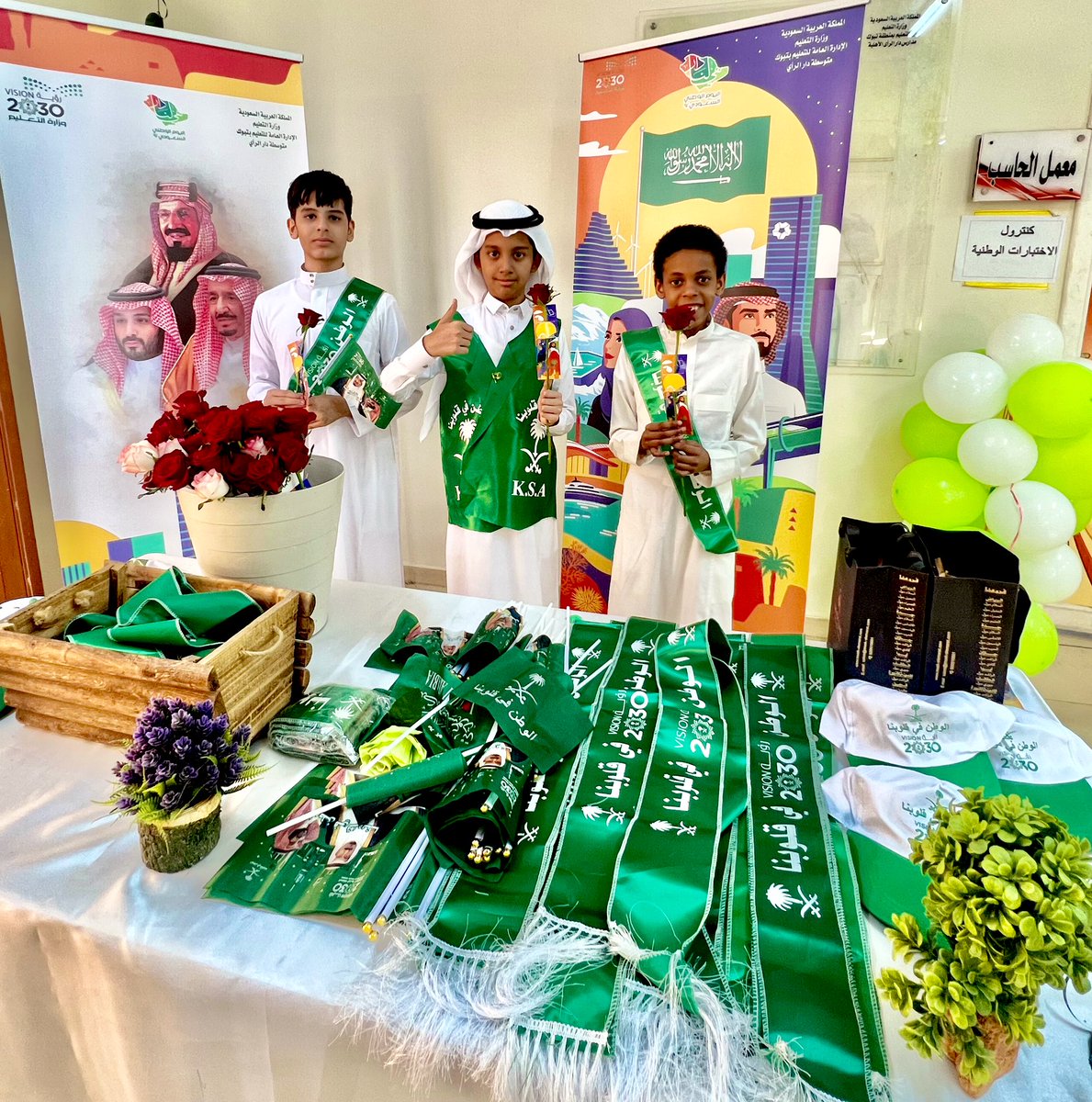 DarAlraiM's tweet photo. ومن مشاركتنا بهالمناسبة والأحتفاء بـ #اليوم_الوطني_السعودي_92 ​
معرض مصغر وتوزيعات لجميع طاقم العمل والضيوف الكرام .. ​
@moe_tbk @sultanalula99 @A_p_education https://t.co/uHy4LhJjdS
