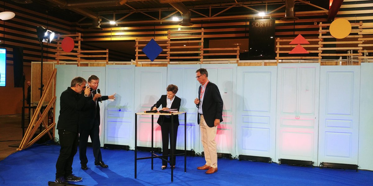 aura_hlm's tweet photo. Nous passons le relais aux Grandes Voisines  !  
Dominique Delmas Pdt du Foyer Notre-Dame des Sans Abris et @a_warsmann de @aura_hlm signent la convention de partenariat. 
Nouvelle vie pour #Azimuts qui ira sur le site d'hébegement transitoire situé à Francheville  ! https://t.co/gcOduN62At