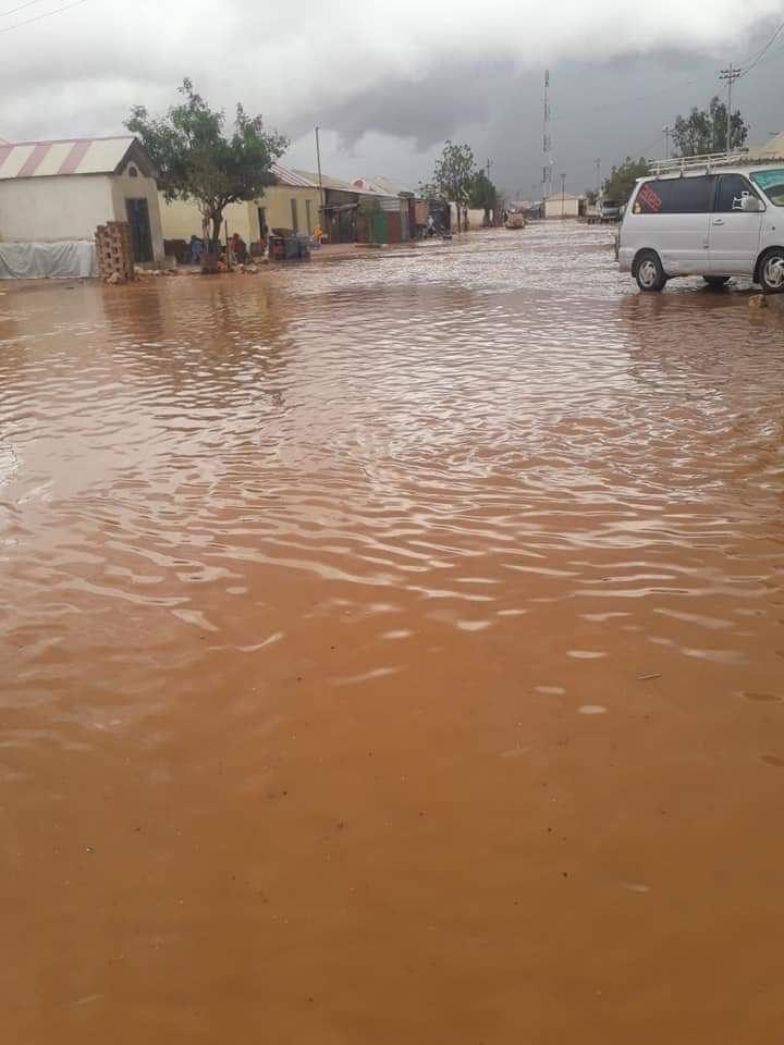 alihwarsame's tweet photo. #Gargaarka &amp; yabooha beesha caalamku wuxuu iman doonaa marka Alle noo shubo raxmadiisa, oo wax-beerashada loo jeesto, markaas bay kiish qamadi ah &amp; voucher soo bilaabi doonaan.
Allow raxmadaada baa na deeqda, ee noo siyaadi oo naga kaafi kiish qamadi ah. 

Sawirka: @MohamedSelh https://t.co/eZ1OrIFFhY