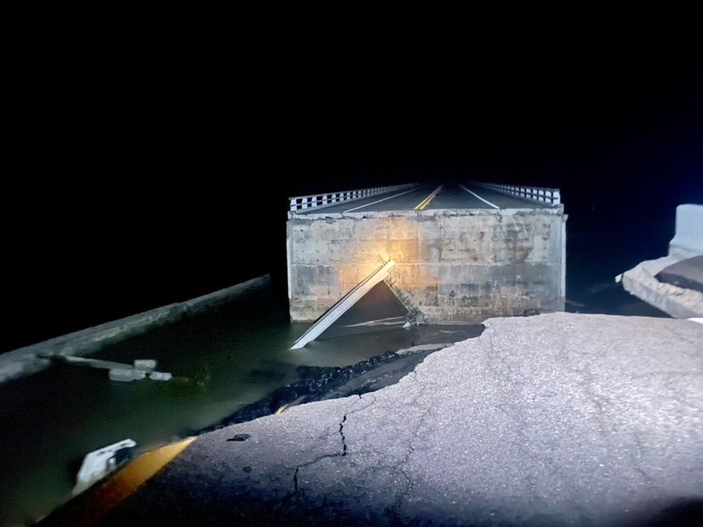 A chunk of the Sanibel Causeway has collapsed into the Gulf of Mexico. This is the only way on and off the island of Sanibel. That means anyone who didn’t evacuate is stuck for now. #HurricaneIanupdate #HurricanIan