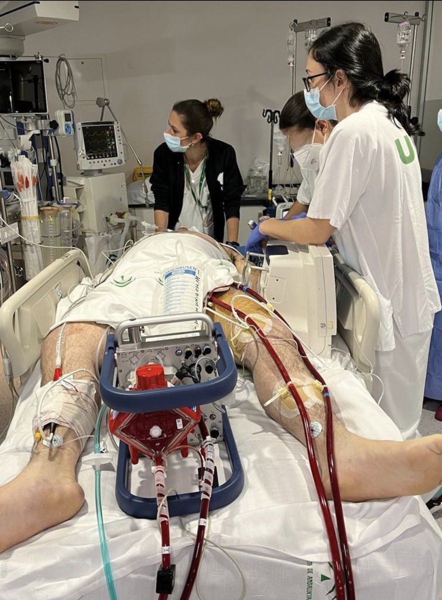 UCIHUVN's tweet photo. El Servicio de #MedicinaIntensiva @UCIHUVN del @hospital_hvn, desde la  #UCICardiovasculares y la #UCICirugiaCardiaca, cuidando del #corazon #crítico 

#DiaDelCorazon https://t.co/99n5lVhn1c
