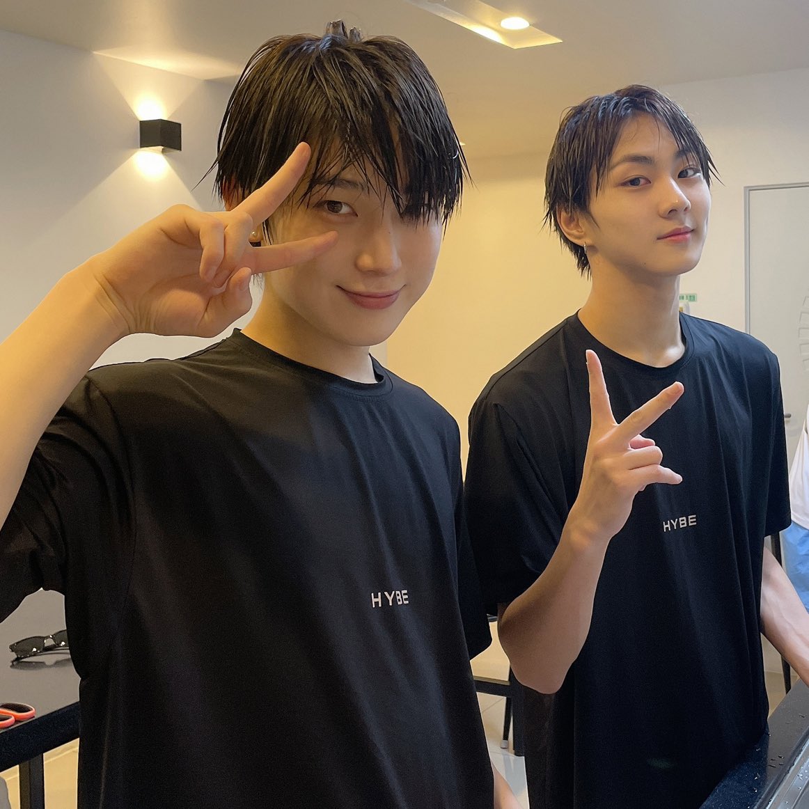 yuseonjong1's tweet photo. 커플티땜에돌겟음...오른쪽에적힌 하이..브?...는뭔뜻인진모르겟지만ㅠ그냥무시하면됨. https://t.co/QiTCnrjvOK