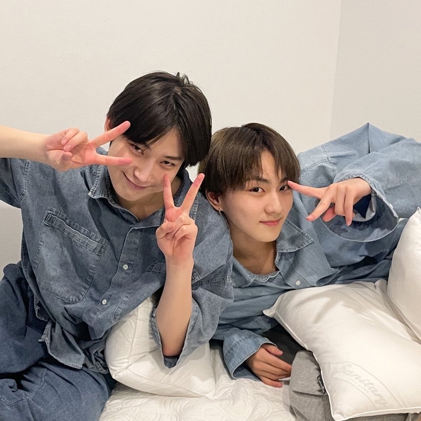 yuseonjong1's tweet photo. 커플티땜에돌겟음...오른쪽에적힌 하이..브?...는뭔뜻인진모르겟지만ㅠ그냥무시하면됨. https://t.co/QiTCnrjvOK