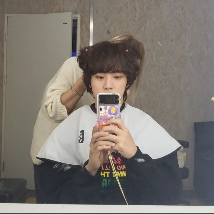 bts_1332010's tweet photo. He is so cute 😍 https://t.co/rzs0T7bU4W
