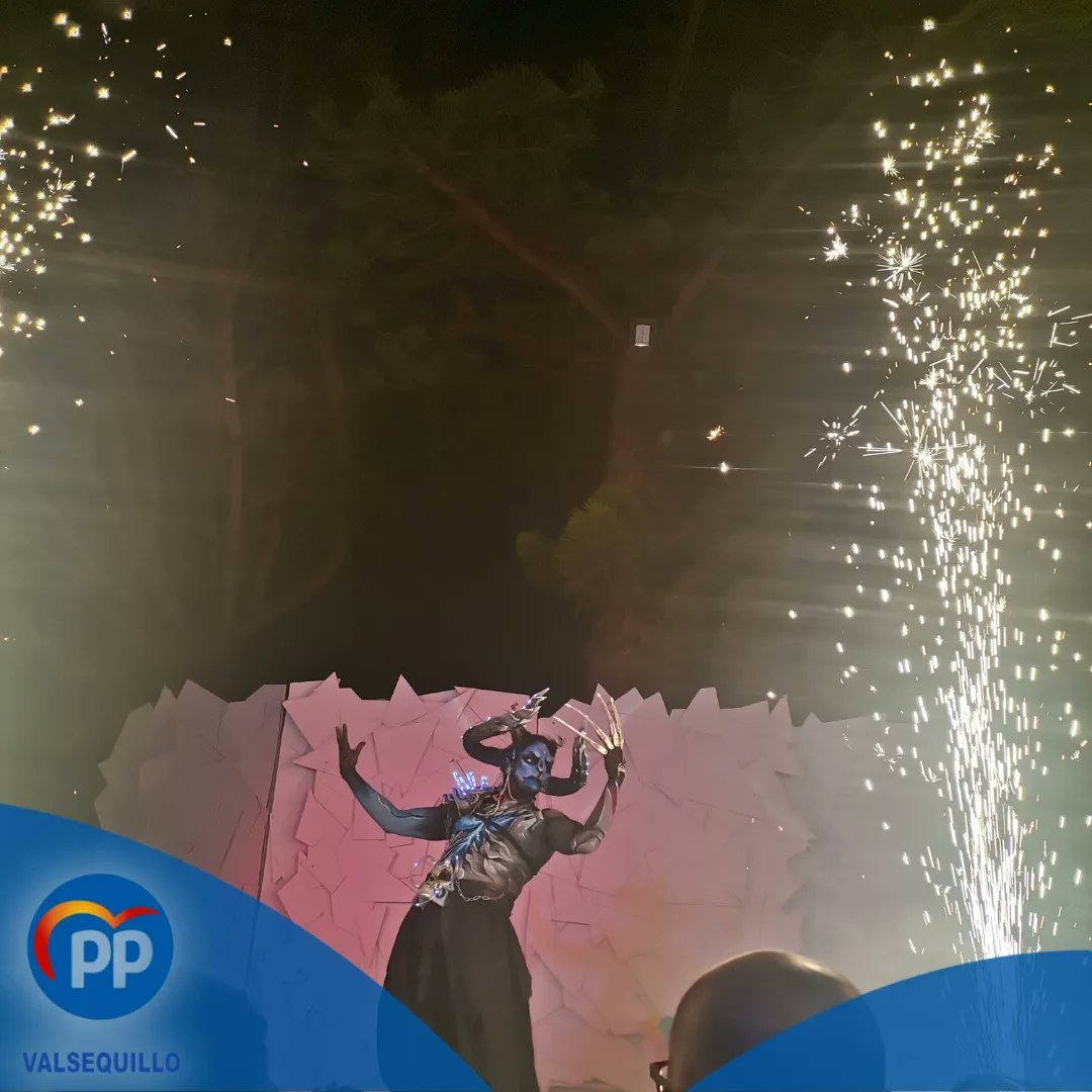 pp_valsequillo's tweet photo. Anoche el pueblo de Valsequillo disfrutó de una impresionante Suelta del Perro Maldito 2022.😈

Ante la oscuridad de la noche, la Suelta iluminó el municipio de alegría e ilusión por sus fiestas. https://t.co/Yl8kOwC4zg