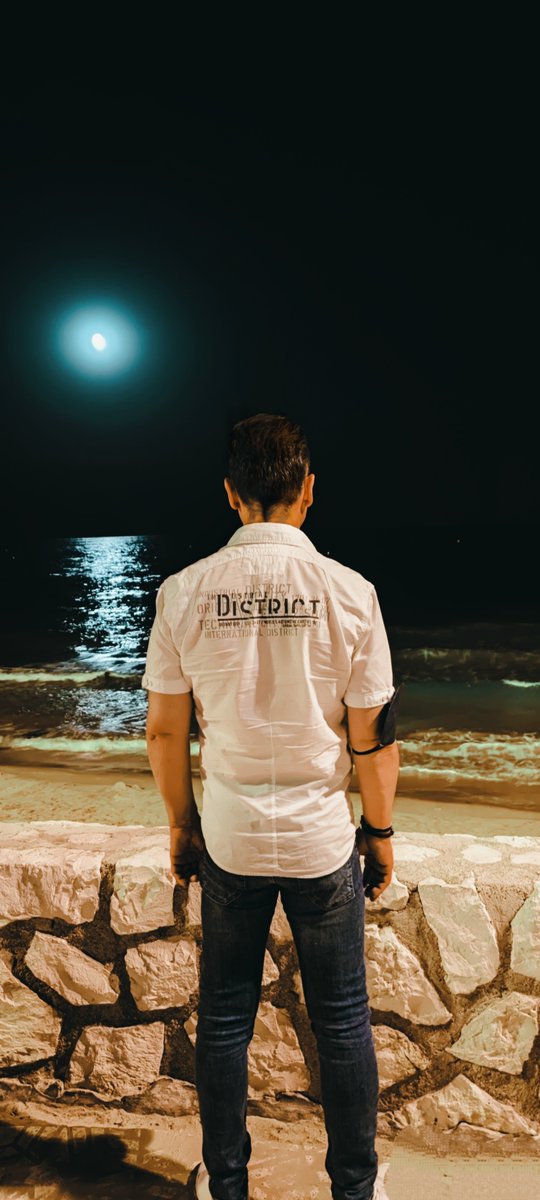 Mirando al mar las olas me susurran palabras de amor que tú me susurraste en este mismo lugar,mirando al mar
contemplo mi vida,
que como sus olas,
se va y regresa enseguida,
cuando yo contemplo el mar
todo es paz y armonía, 
me surgen los mas bellos versos
y recuerdos de tu amor.