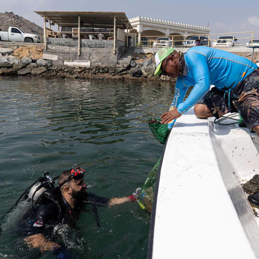 EmiratesNBD_AE's tweet photo. To celebrate World Cleanup Day, our licensed scuba diving staff volunteers collected 80kg of marine debris from Fujairah waters! This data was also reported to #projectawarefoundation, who gather marine debris data (cont) https://t.co/TdlR1qLm5f https://t.co/h236gpBZMT