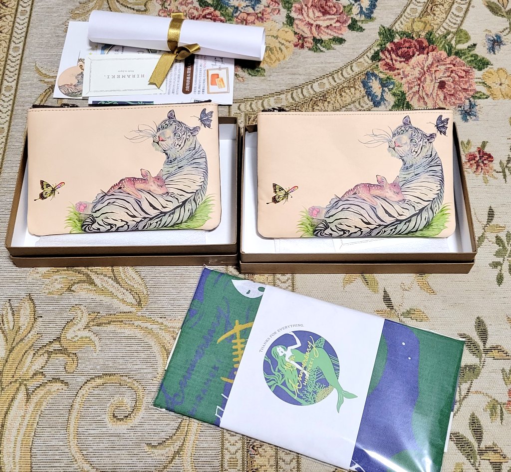 大阪の㈱サクラ衣料 HIRAMEKI様から私のデザインしたポーチがもう1つ届きました(​ *'꒳`*​)✨1つは賞品として頂いたものでもう1つは嬉しさのあまり自分で購入しました😅w1つは保管用・1つはヘビロテ用(*'艸`)❤経年変化が楽しみ❤😊原画はもう私の好きに使ってもいいのかな?💦んー🤔💭 https://t.co/zjyR2bJM8u 