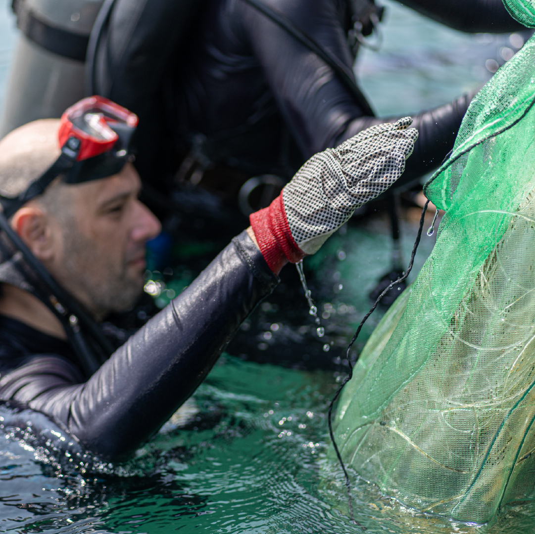 EmiratesNBD_AE's tweet photo. To celebrate World Cleanup Day, our licensed scuba diving staff volunteers collected 80kg of marine debris from Fujairah waters! This data was also reported to #projectawarefoundation, who gather marine debris data (cont) https://t.co/TdlR1qLm5f https://t.co/h236gpBZMT