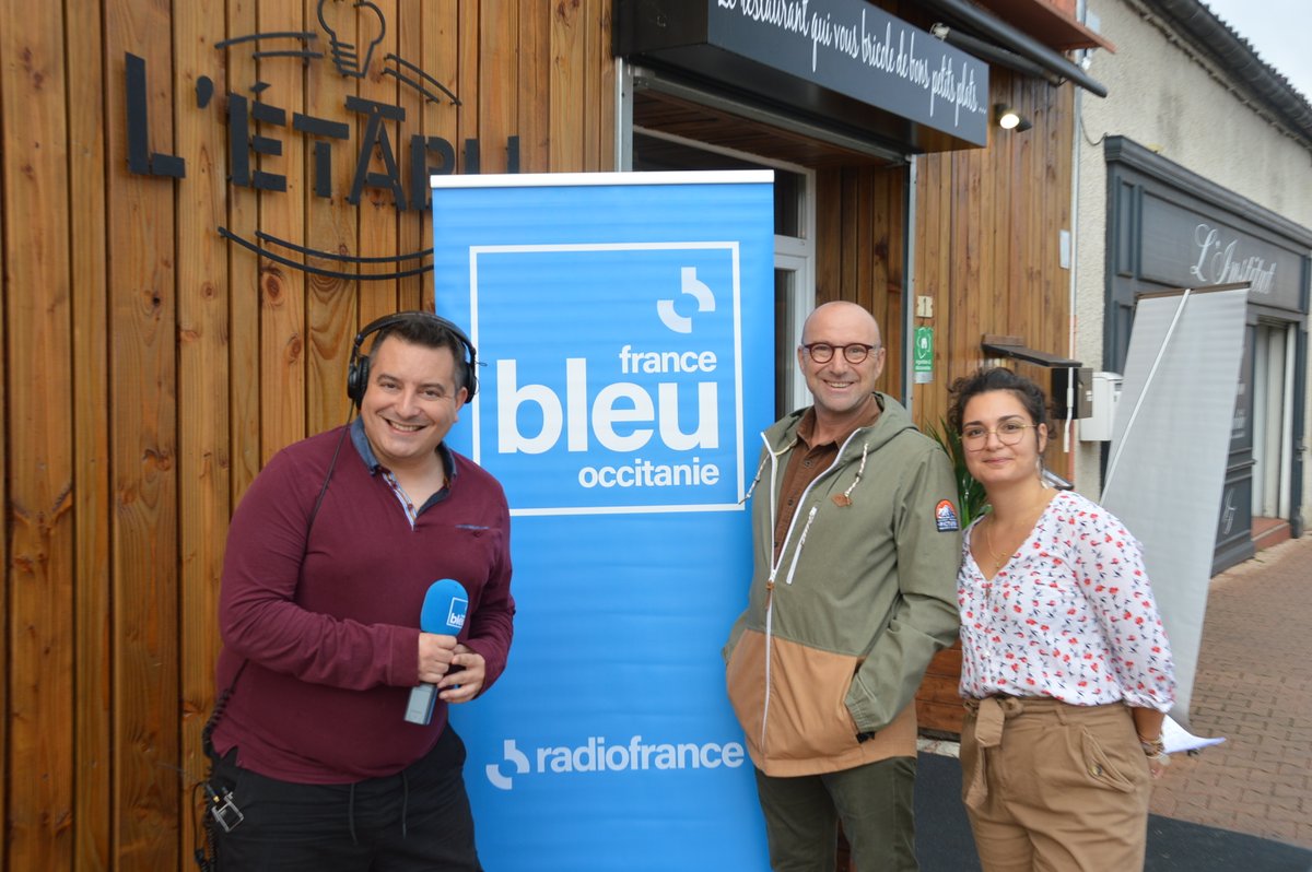bouloc31's tweet photo. Ce matin, @bleuoccitanie état en direct de #Bouloc. Depuis le restaurant l'Etabli, @albanforlot a mis à l'honneur les commerçants et producteurs de la ville dans son émission "Côté Saveurs". Le Potager du hérisson et la boulangerie Bonamy étaient également au micro. #proximite https://t.co/J8IHI784az