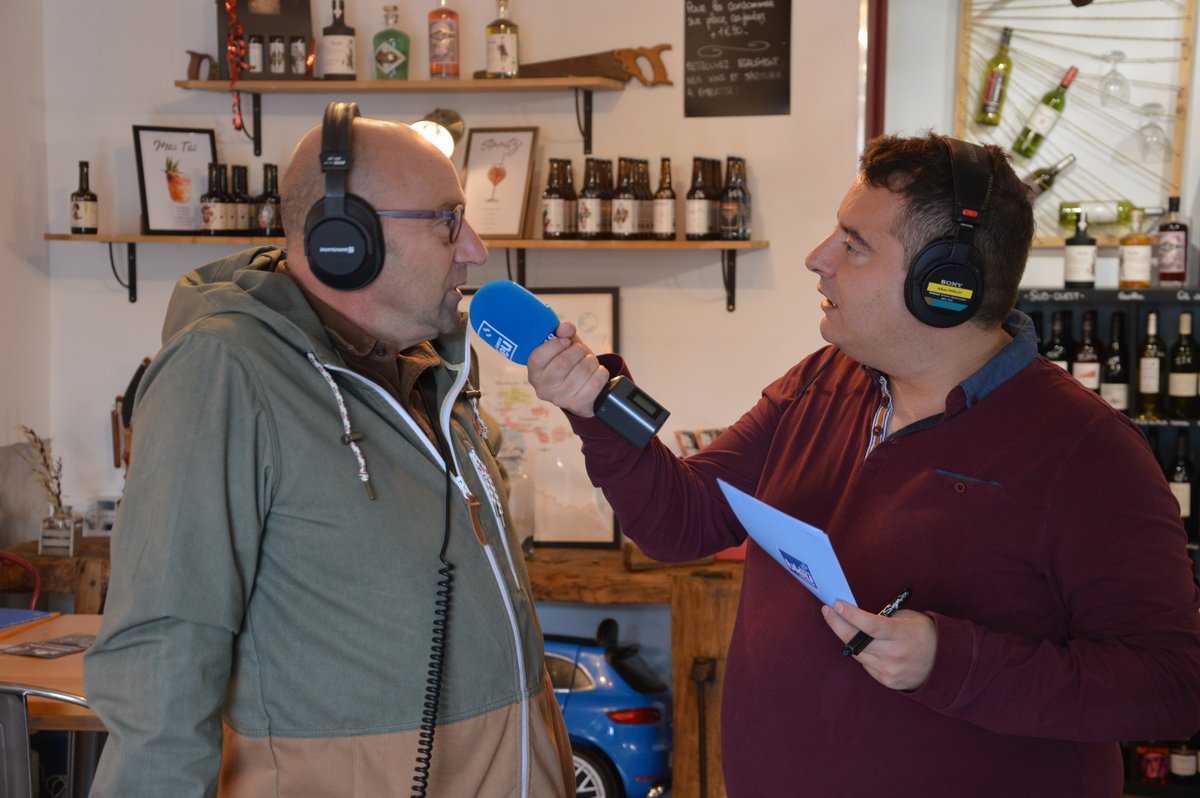 bouloc31's tweet photo. Ce matin, @bleuoccitanie état en direct de #Bouloc. Depuis le restaurant l'Etabli, @albanforlot a mis à l'honneur les commerçants et producteurs de la ville dans son émission "Côté Saveurs". Le Potager du hérisson et la boulangerie Bonamy étaient également au micro. #proximite https://t.co/J8IHI784az