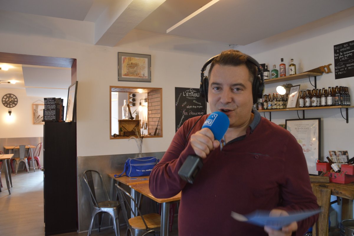 bouloc31's tweet photo. Ce matin, @bleuoccitanie état en direct de #Bouloc. Depuis le restaurant l'Etabli, @albanforlot a mis à l'honneur les commerçants et producteurs de la ville dans son émission "Côté Saveurs". Le Potager du hérisson et la boulangerie Bonamy étaient également au micro. #proximite https://t.co/J8IHI784az