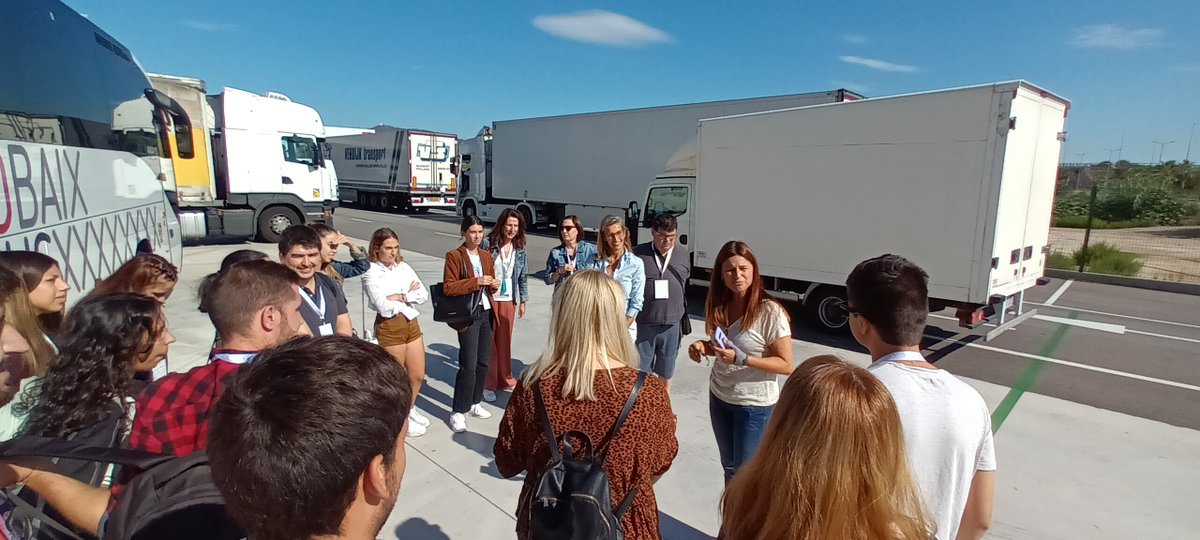 BlocEmpresarial's tweet photo. #innobus22 a Viladecans 🚐
@AllianceHC_ES i la primera tinenta d’alcalde de Viladecans, Joana Sánchez, van rebre els #innobusers al polígon Ca n’Alemany👏
I Rafa Mendez de @EstokoLogistics va completar la jornada explicant-los la seva start up innovadora‼️
Bona feina! ❣️ https://t.co/PkeSMtKzU5