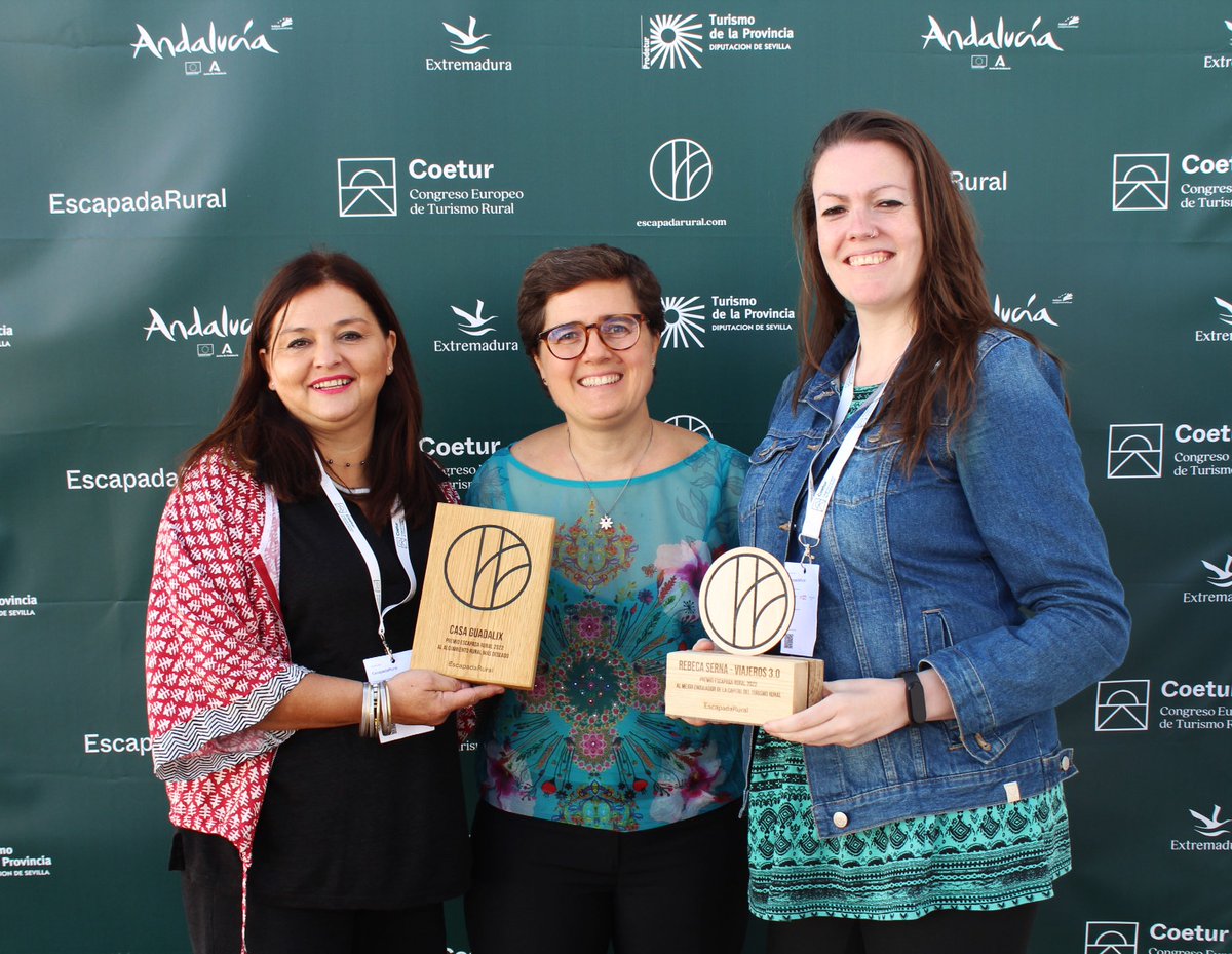 escapadarural's tweet photo. Enhorabuena a los ganadores de los Premios EscapadaRural 2022. A Rebeca Serna @viajeros30, por el premio a Mejor embajador de la #CapitaldelTurismoRural 2022; y a Carmen Ruíz de la Casa Guadalix por el premio a Alojamiento rural más deseado por los viajeros. #COETUR2022 https://t.co/2YCjhVUCQ2