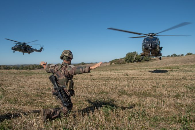 top_force's tweet photo. #Armées Livraison2023 : 18 chars #Leclerc rénovés, 5 #Tigre mis à hauteur au standard #HAD, 5 #NH90 #Caïman #ALAT, 2 #Atlas #A400M, 3 #PATMAR #ATL2 & 13 Mirage 2000D rénovés. 9 drones tactiques Patroller, 200 #MMP Akéron, 8660 #HK416F, 1 #SLAMF, 1 satellite Syracuse IV. https://t.co/DnWHCPD7aI