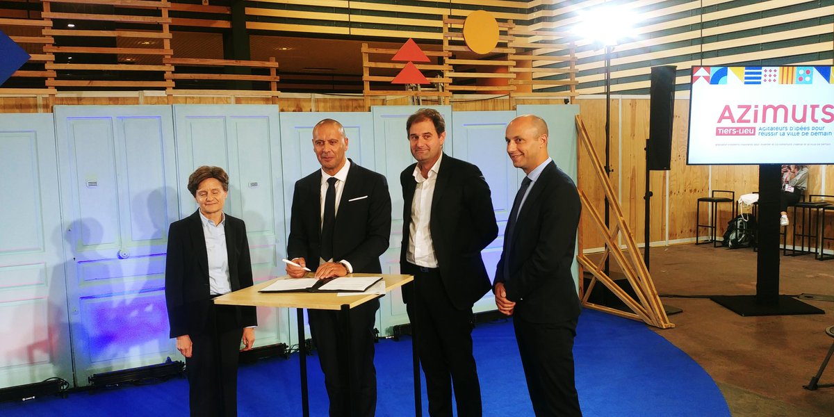 aura_hlm's tweet photo. [En direct d'#Azimuts] 
@mveillas de @LaBanquePostale et @MGomezDynacite signent une convention de partenariat pour soutenir et accompagner les actions des bailleurs sociaux sociaux de la région Auvergne-Rhône-Alpes https://t.co/8KYsfXpZCF