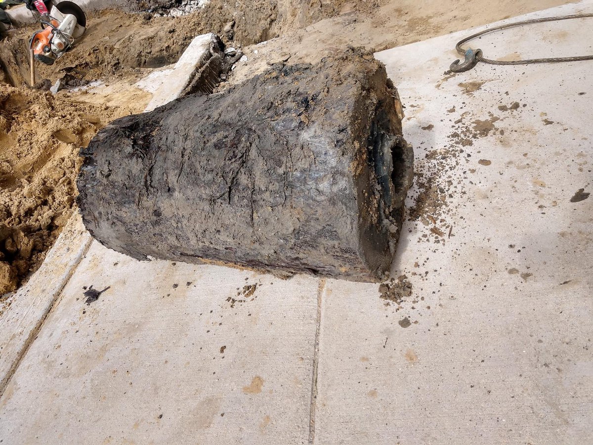 EngineerDustin's tweet photo. Wood water main found in Detroit yesterday.

Bored out trees with 4” cast iron inserted to connect the joints.

h/t Michigan Sewer Rats https://t.co/KpTEjtisN0