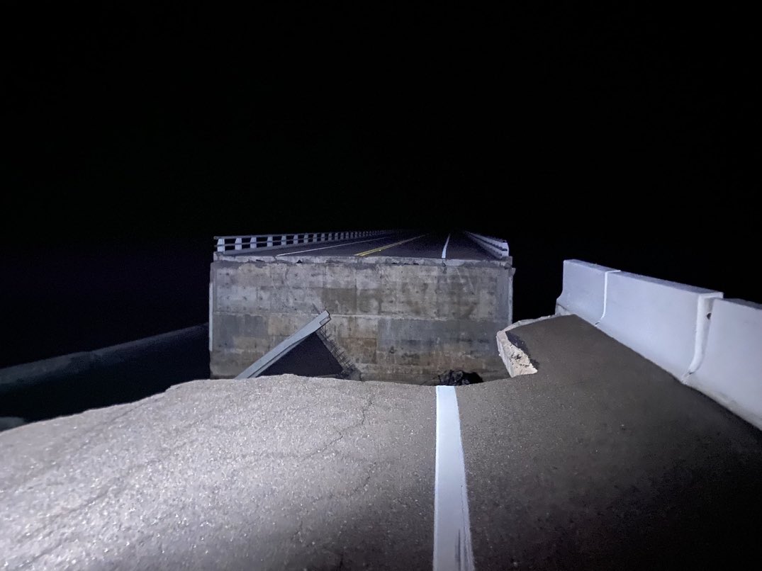 weatherbryan's tweet image. A section of the Sanibel Causeway has collapsed.  It's the only way for vehicles to enter/exit Sanibel &amp;amp; Captiva. #Ian