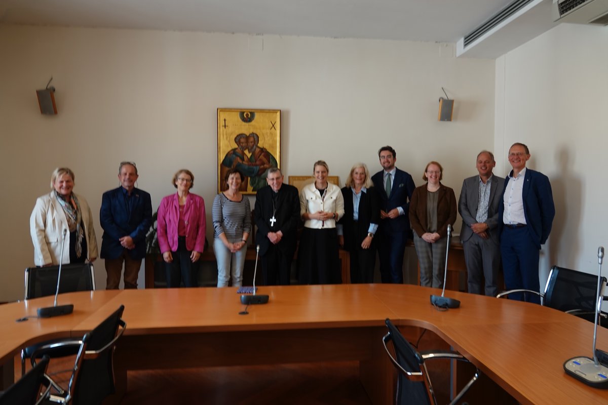 Met <a href="/KatholiekNetwer/">VKMO - Katholiek Netwerk</a> op bezoek bij kardinaal Koch van de Dicasterie v.d. Bevordering v.d. Eenheid v.d. Christenen #christianuninty. De dialoog open houden, ook als het echt moeilijk wordt, zoals nu met de Russisch Orthodoxe kerk. Foto bewogen, net zoals het gesprek :-)