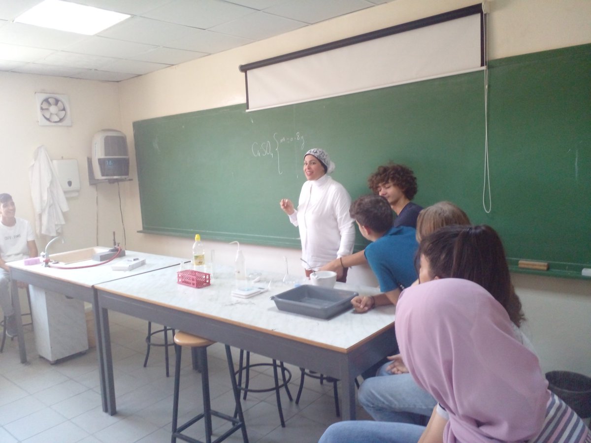 TahaniDandashli's tweet photo. Dissolution 
Steps of preparing aqueous solutions
Grade 11A 
#lab_work
@asmaaelhajj 
@MakassedSaida https://t.co/ftV1jCvKuL
