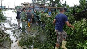 El pueblo uniformado apoya la limpieza de #LaHabana, tras el impacto de los vientos de #Ian. Gracias a jefes, oficiales, cadetes, soldados, combatientes todos de las FAR y el MININT, fuerzas imprescindibles en las horas difíciles. #FuerzaCuba