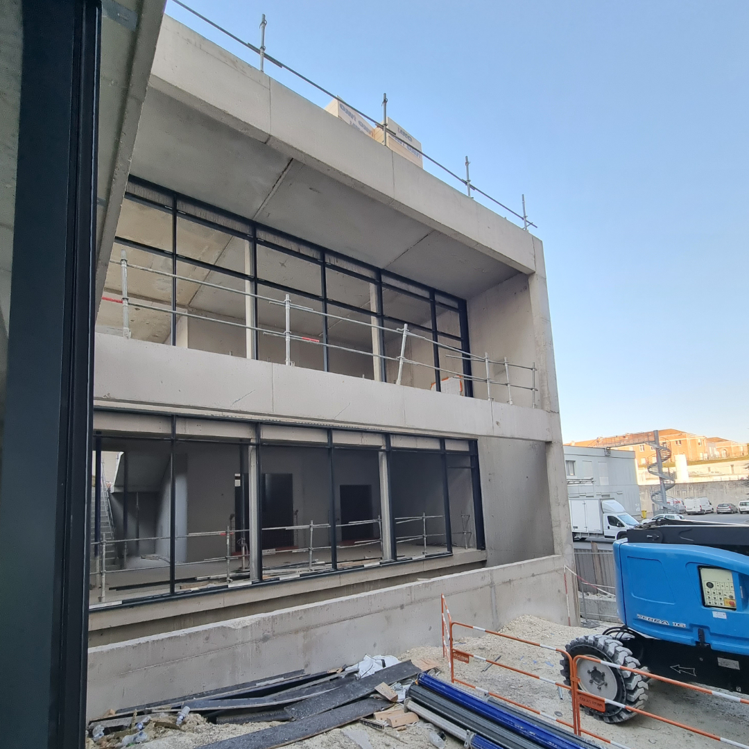 #NHR | Les travaux se poursuivent au #NouvelHopitalDeReims. La galerie de liaison entre l'Hôpital Robert Debré et le Nouvel Hôpital permettra de relier les deux bâtiments et de faciliter les transferts et le flux des patients.  🏥 🏗
📸 swll.to/g1zbr