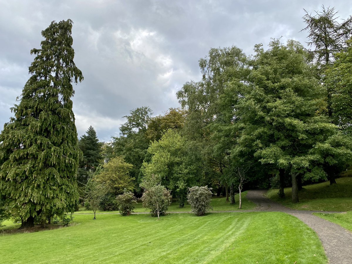 Enjoying the start of the Autumn colours while I get some steps logged in the grounds of the Gartnavel for <a href="/Walk2Cop27/">Walk2COP27</a> #ScotClimateWeek <a href="/NHSGGC/">NHS Greater Glasgow and Clyde</a> #Wellbeing