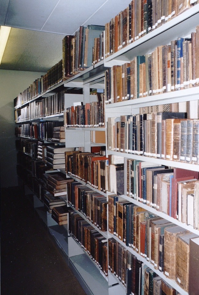 SOAS_SpecColl's tweet photo. Have you ever wondered what the inside of our archives look like? These photographs may be 32 years old, but not much has changed since! https://t.co/9Skx4FhIdS #ExploreYourArchive #EYALearning https://t.co/PKUpecnayk