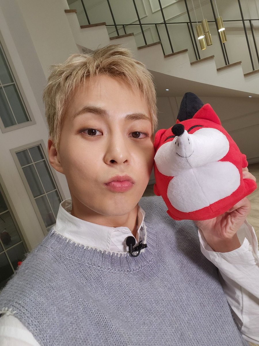 SOHUKOREA's tweet photo. ✨엑소 시우민이 <아이돌 출근한다> 여우인형과의 셀카 왔어요~
【엑소 시우민 (EXO XIUMIN)】20220929 EXO XIUMIN SOHU KOREA interview 인터뷰（아이돌 출근한다 爱豆上班啦）
SOHU TV：https://t.co/dNoZlmgfOx
#시우민 #XIUMIN #엑소 #EXO https://t.co/aDbX8XsiF6