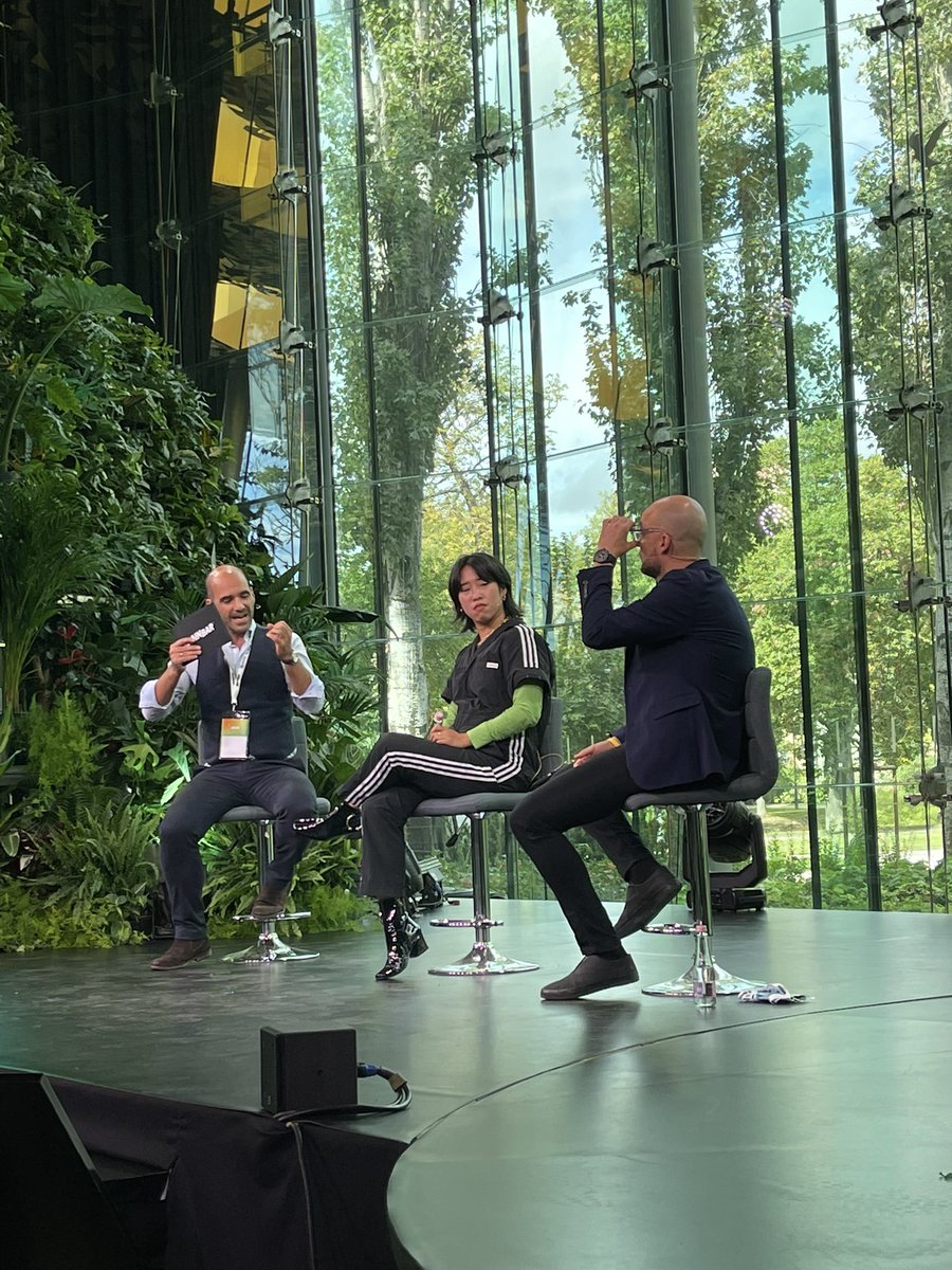 Pavlina_speaks's tweet photo. “In the batch of 7 videos, 5 are more of what you like and 2 are exploratory.” Jakub Olek from @tiktok_us at @brainbarcom in the debate with Zing Tsjeng from @VICE #brainbar https://t.co/XBzT8WSG8R