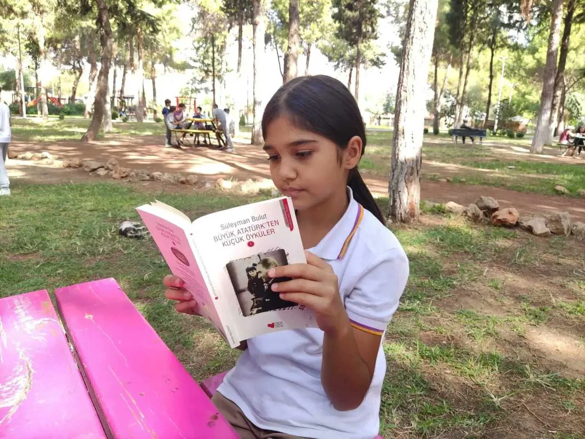 UOCalli's tweet photo. “Okumadan geçen bir gün yitirilmiş bir gündür.” Uğurlu öğrencilerimiz tüm Türkiye’de okuma farkındalığı sağlamak için hep birlikte okuyorlar.📚 #KitapBenim https://t.co/ECHbaqhyJP