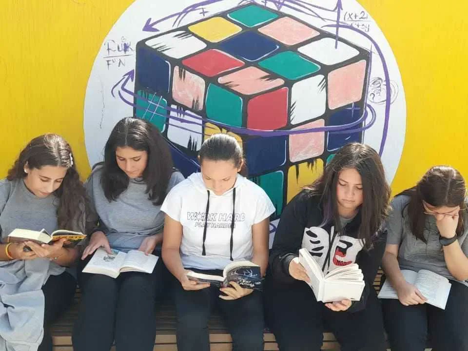 “Okumadan geçen bir gün yitirilmiş bir gündür.” Uğurlu öğrencilerimiz tüm Türkiye’de okuma farkındalığı sağlamak için hep birlikte okuyorlar.📚 #KitapBenim