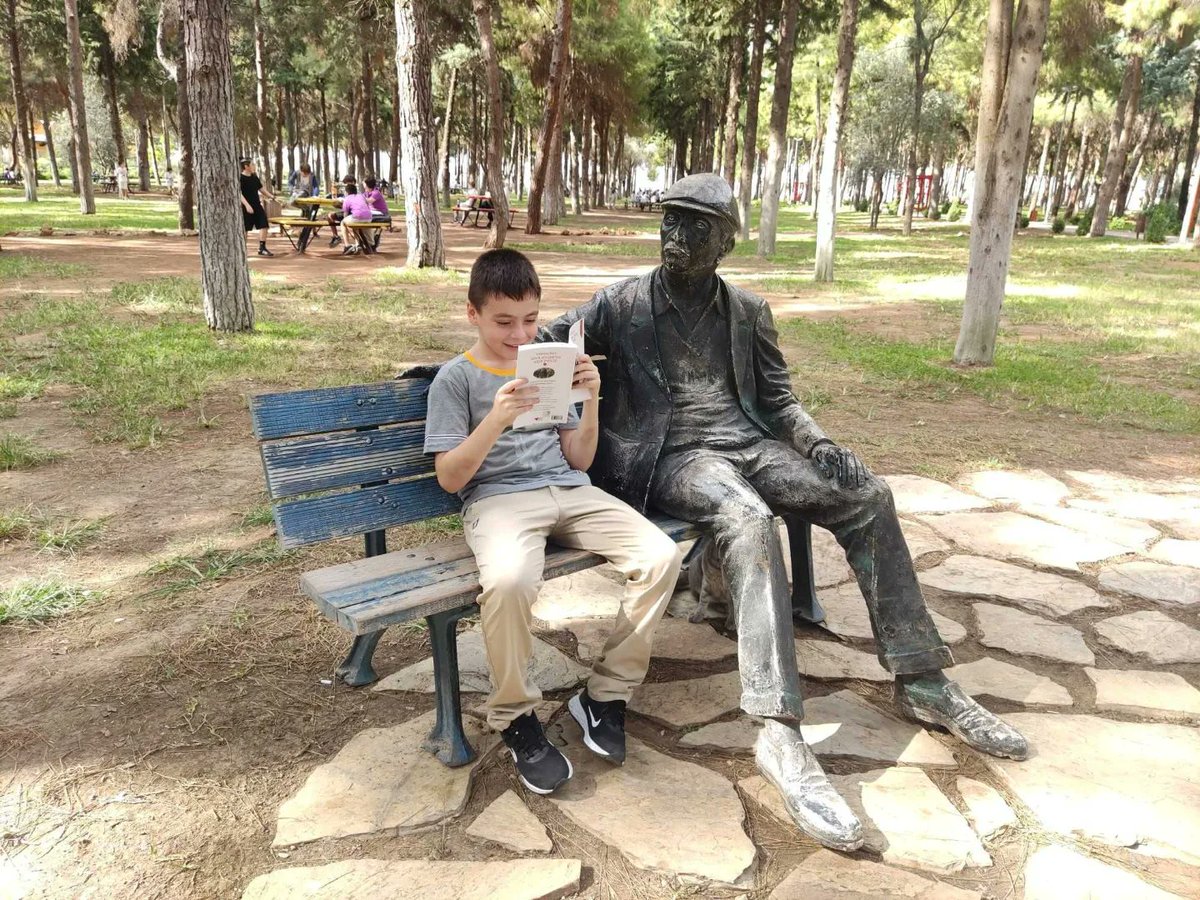 UOCalli's tweet photo. “Okumadan geçen bir gün yitirilmiş bir gündür.” Uğurlu öğrencilerimiz tüm Türkiye’de okuma farkındalığı sağlamak için hep birlikte okuyorlar.📚 #KitapBenim https://t.co/bo3FCv2Ocz