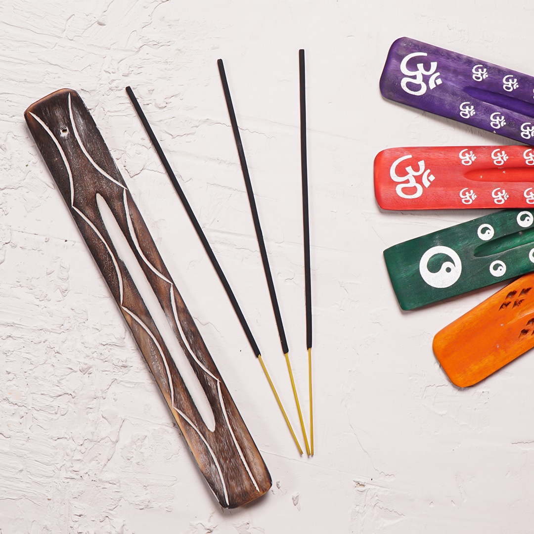 Çizgi Figürlü Hint Gül Ağacı Kayık Tütsülük, hayatınıza neşe, enerji ve huzur verecek. 

İçine tütsü ya da aromatik yağlar koyup yaktığınız zaman evinizin ya da bulunduğunuz ortamın havası negatiften pozitife dönüşecek.

#tütsülük #tütsü #meditasyon #yogayapıyoruz #yoga