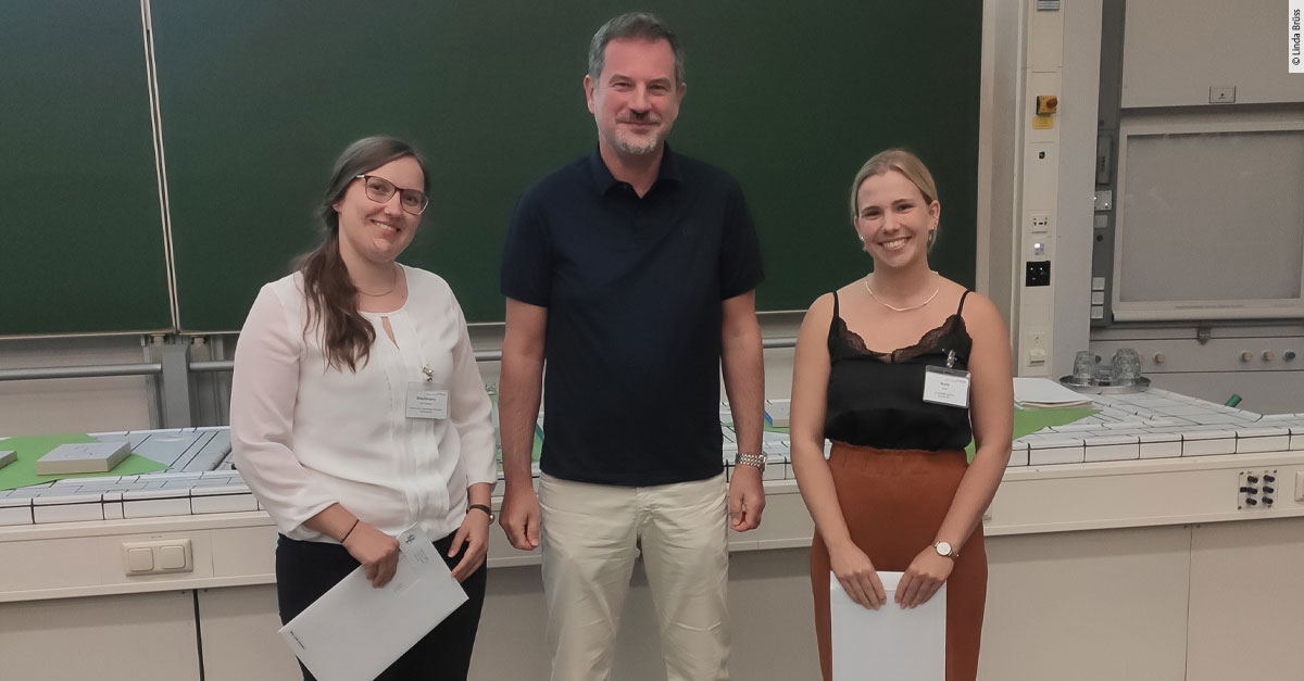 Chemistry at Thieme (@thiemechemistry) on Twitter photo The Thieme #PosterPrize was awarded to Lea Brechmann @TeichertLab (<a href="/TUChemnitz/">TU Chemnitz</a>) und Anne Kunz <a href="/wegnerlabs/">Wegner Labs</a> (<a href="/jlugiessen/">Universität Gießen</a>) at #ORCHEM2022. We congratulate you and look forward to your upcoming research results!🙌
Check out their posters: fal.cn/3silY The Thieme #PosterPrize was awarded to Lea Brechmann @TeichertLab (<a href="/TUChemnitz/">TU Chemnitz</a>) und Anne Kunz <a href="/wegnerlabs/">Wegner Labs</a> (<a href="/jlugiessen/">Universität Gießen</a>) at #ORCHEM2022. We congratulate you and look forward to your upcoming research results!🙌
Check out their posters: fal.cn/3silY