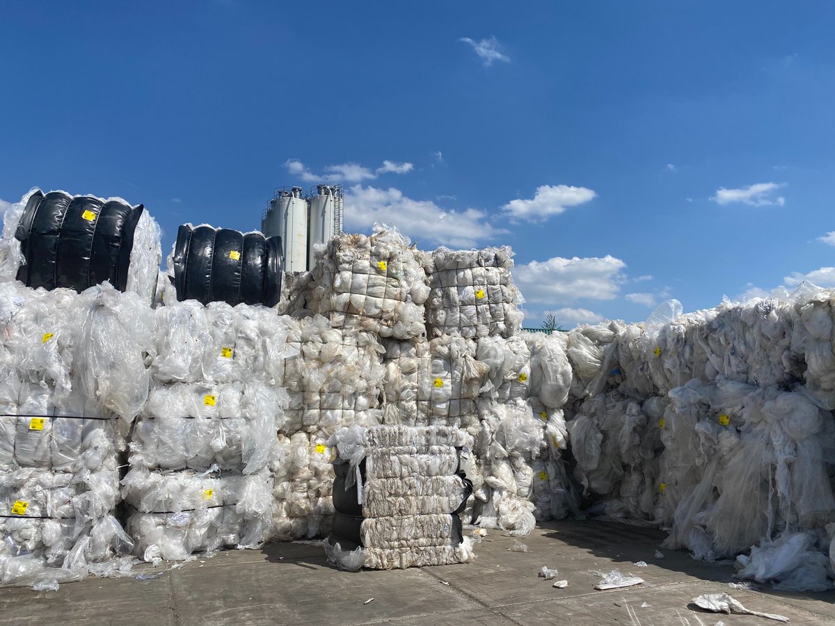 pascaldecroos's tweet photo. Vandaag zijn plastics overal. Van de top van de Mont Blanc tot in je bloed. 

📻Vanavond om 22u in #Zandman op @radio1be: De #Plastic #Podcast. Door @kleinerev, met steun van 
@pascaldecroos.

https://t.co/xf5NRywrGS https://t.co/eOFnKBIN66