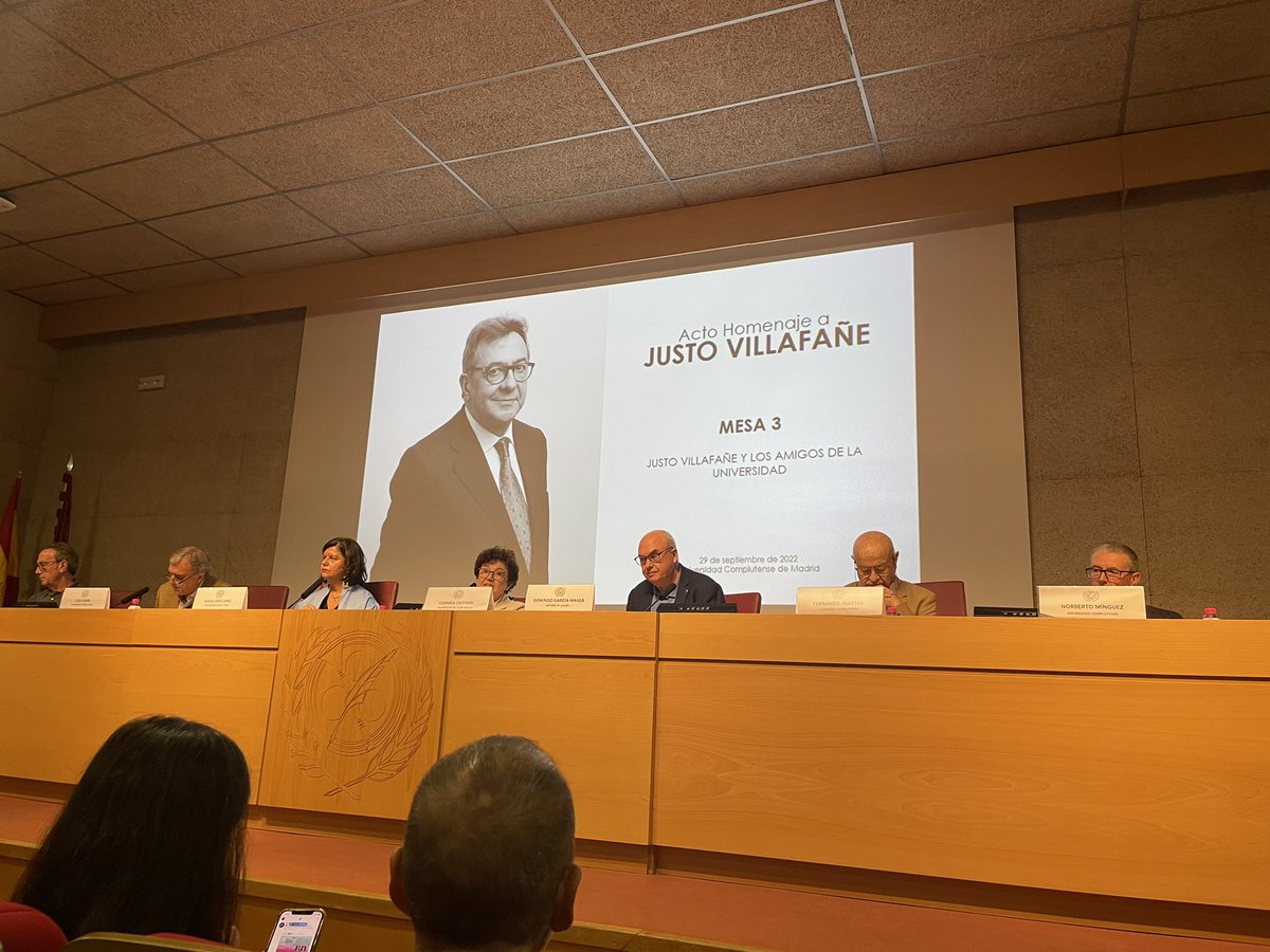 AlexandraIracem's tweet photo. Emotivo reencuentro de los amigos de Justo Villafañe en acto de homenaje en su honor. https://t.co/Tk7yxCA7Tn